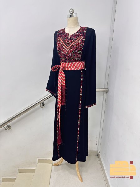 اسود تطريز احمر