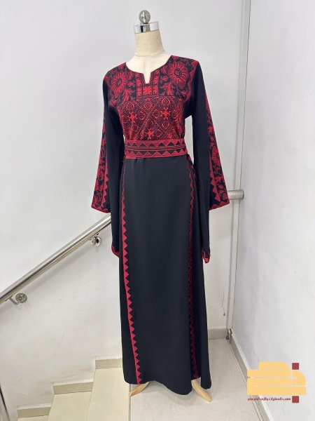 اسود تطريز احمر