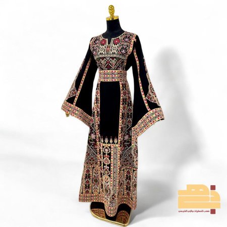 اسود تطريز ذهبي