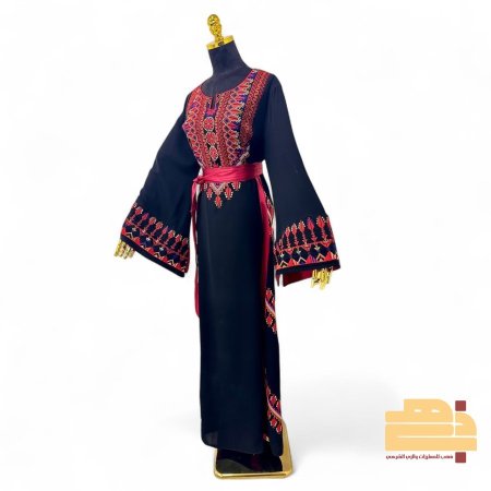 اسود تطريز احمر